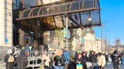 У Львові людей вивели із вокзалу