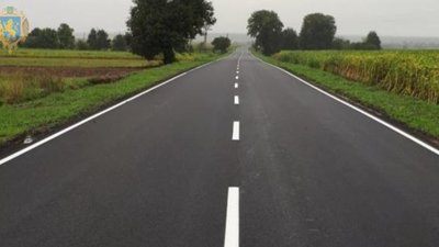 На дорогах Львівщини наносять розмітку та позначають пішохідні переходи.