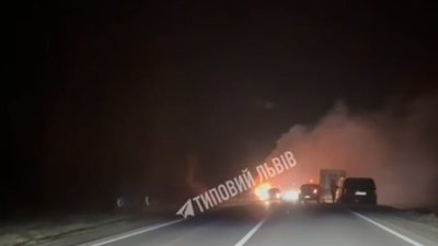 На трасі "Львів - Тернопіль" горить автомобіль (ВІДЕО)