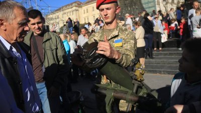 У центрі Львова сьогодні діяла виставка військової техніки просто неба (ФОТОРЕПОРТАЖ)