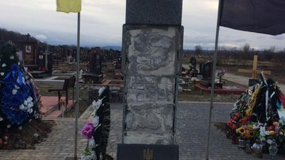 У Самборі буревій зірвав гранітні плити з Меморіалу Героям України