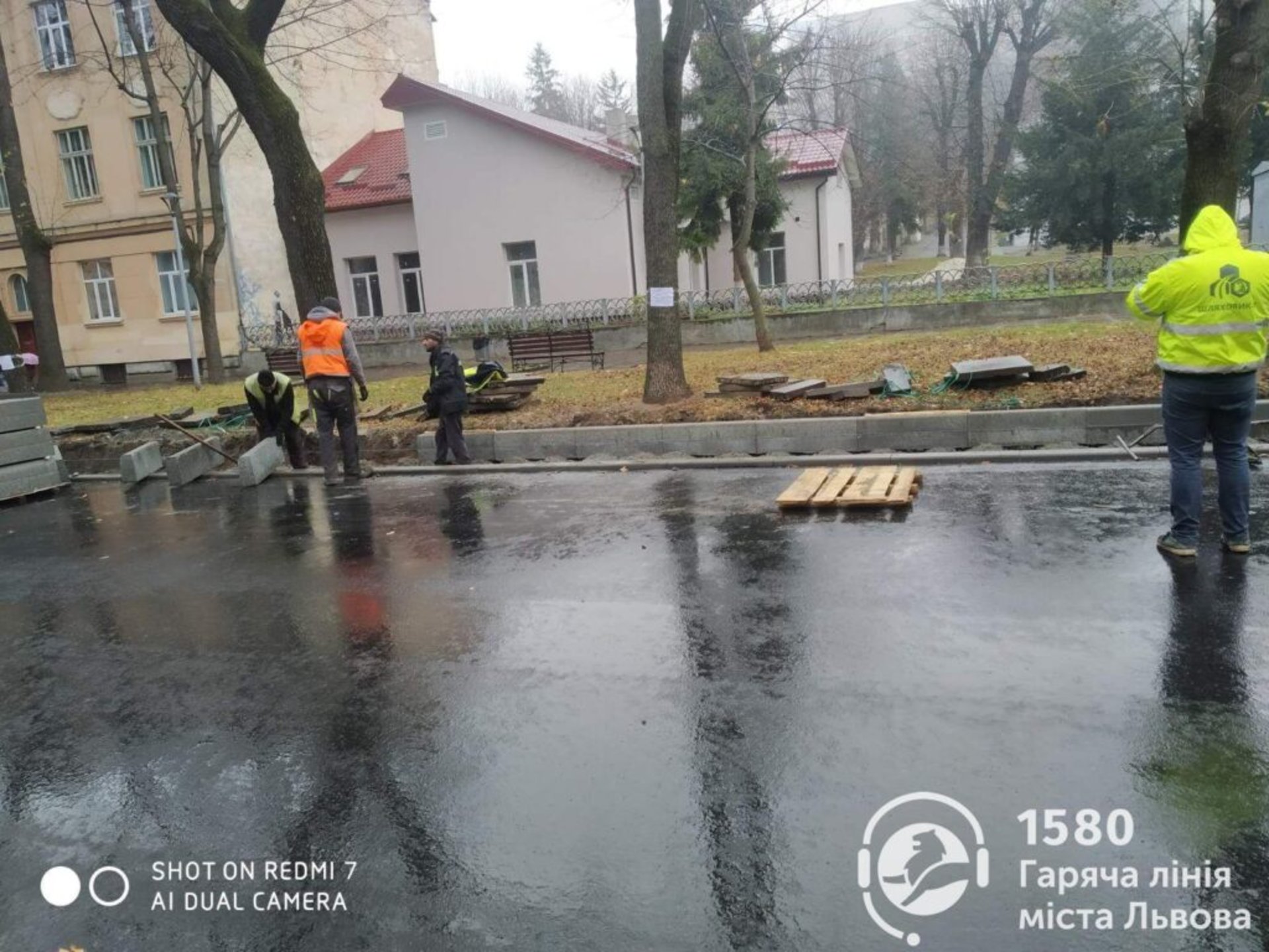 У Львові на вулиці Левицького ремонтують дорогу