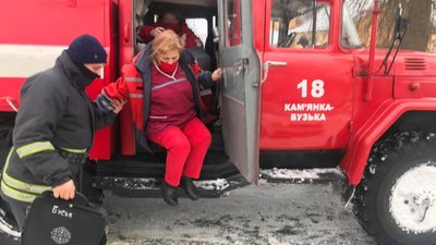 На Львівщині хвору на ношах несли 1,5 кілометри (ВІДЕО)