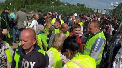 У Шегинях люди по 12 годин стоять у нейтральній зоні під дощем і сонцем (ФОТО)