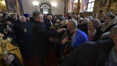 Порошенко: Закон про зміну підлеглості релігійних громад потрібен для того, щоб не пролилася кров
