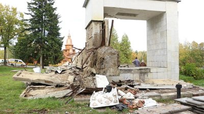 У Трускавці розпочали додемонтаж меморіального комплексу радянських воїнів