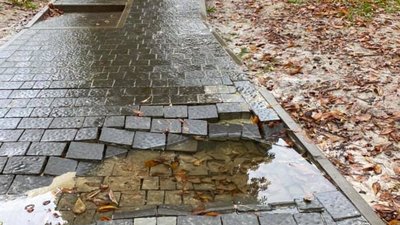 У львівському парку "На валах" провалилася нова доріжка до пандусу (ФОТО)