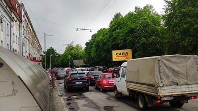 У Львові на Героїв УПА зупинились автомобілі (ФОТО)