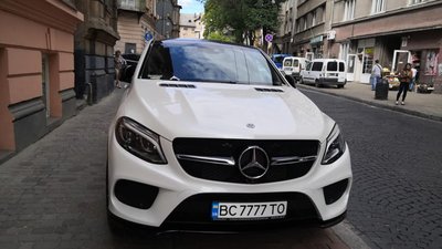 Фото дня: львівська парковка для крутих «мерсюків»