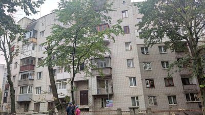 У Львові на одній з вулиць вже третій день зрізають дерева (ФОТО)