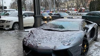 У Львові біля готелю Козловського помітили елітний спортивний автомобіль (ФОТО)