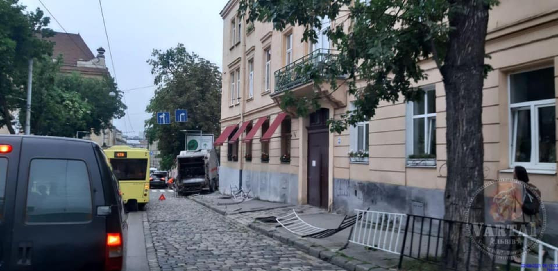 У Львові сміттєвоз вискочив на пішохідну зону і зніс огородження