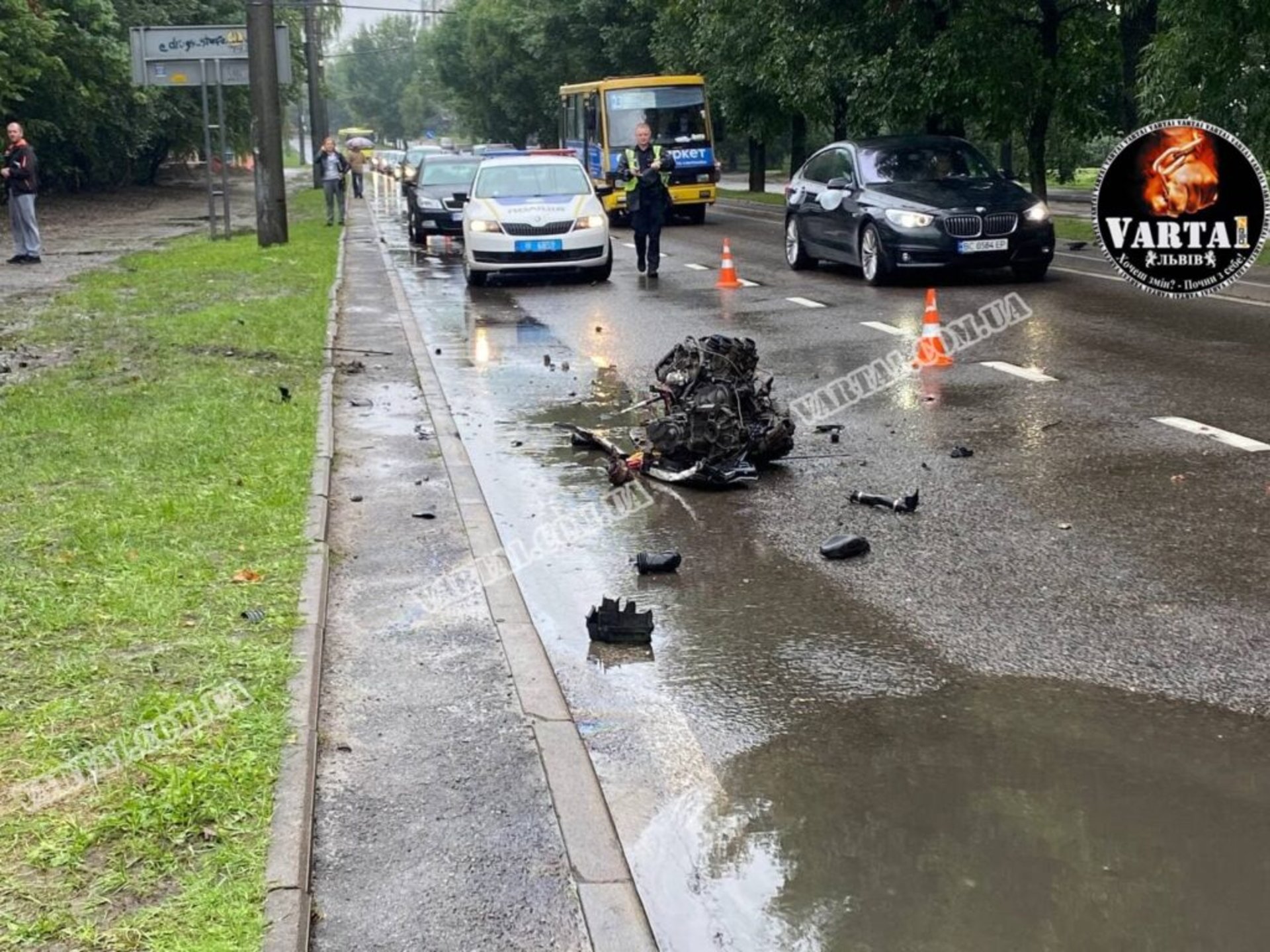 У Львові у ДТП автомобіль втратив двигун, фото Варта-1