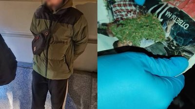 У центрі Львова чоловік виліз на припаркований автомобіль