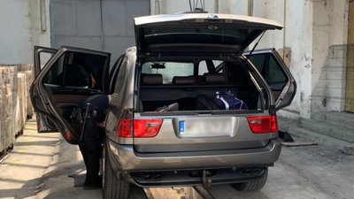 На кордоні з Польщею у чоловіка вилучили контрабандні сигарети та автомобіль (ФОТО, ВІДЕО)