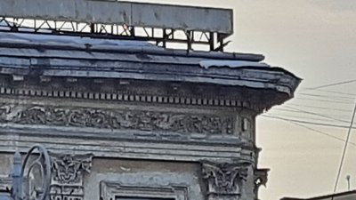 У Львові комунальники не прибирають сніг з даху будинків (ФОТО)