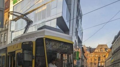 У Львові пасажири не змогли зайти у переповнений трамвай