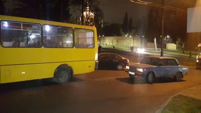 У Львові маршрутка не розминулась з автомобілем (ФОТО)