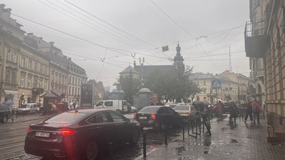 У Львові через дощ зупинився рух транспорту