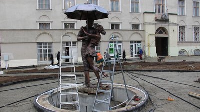 У центрі Дрогобича встановили скульптуру-фонтан «Закохана пара під дощем» (ФОТО)