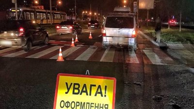 На Львівщині автомобіль збив дівчину
