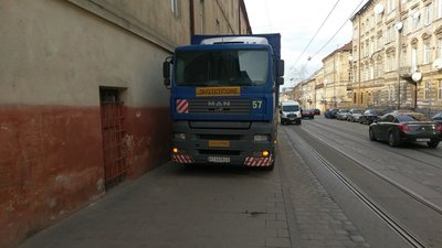 У Львові вантажівка перешкоджає руху пішоходів (ФОТО)