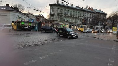 У Львові на улюбленому перехресті Садового зупинились трамваї (ФОТО, ВІДЕО)