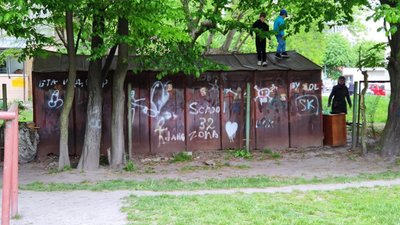 Як у Львові діти граються на даху аварійних гаражів (ФОТО)