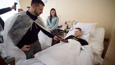 Зеленський відвідав воїнів, які воювали на Бахмутському напрямку (ВІДЕО)