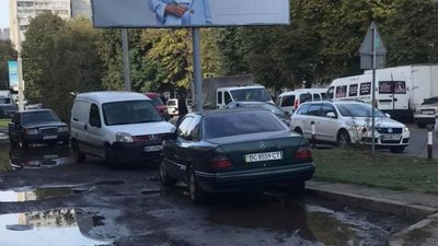 "Слуги народу" у Львові рекламуються біля ям (ФОТО)
