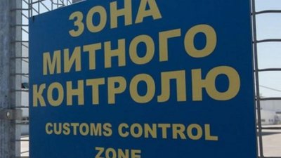 На Львівщині митники затримали чотири буса «запаковані» контрабандними меблями