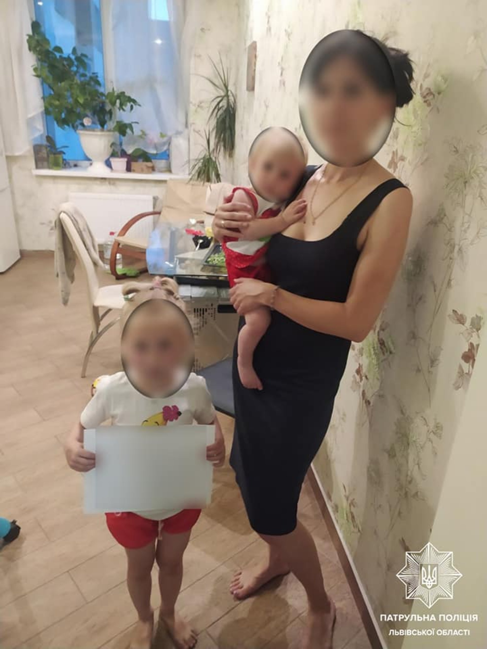 У Львові патрульні знайшли домівку 4-річної дівчинки, яка загубилася. Фото: Патрульна поліція