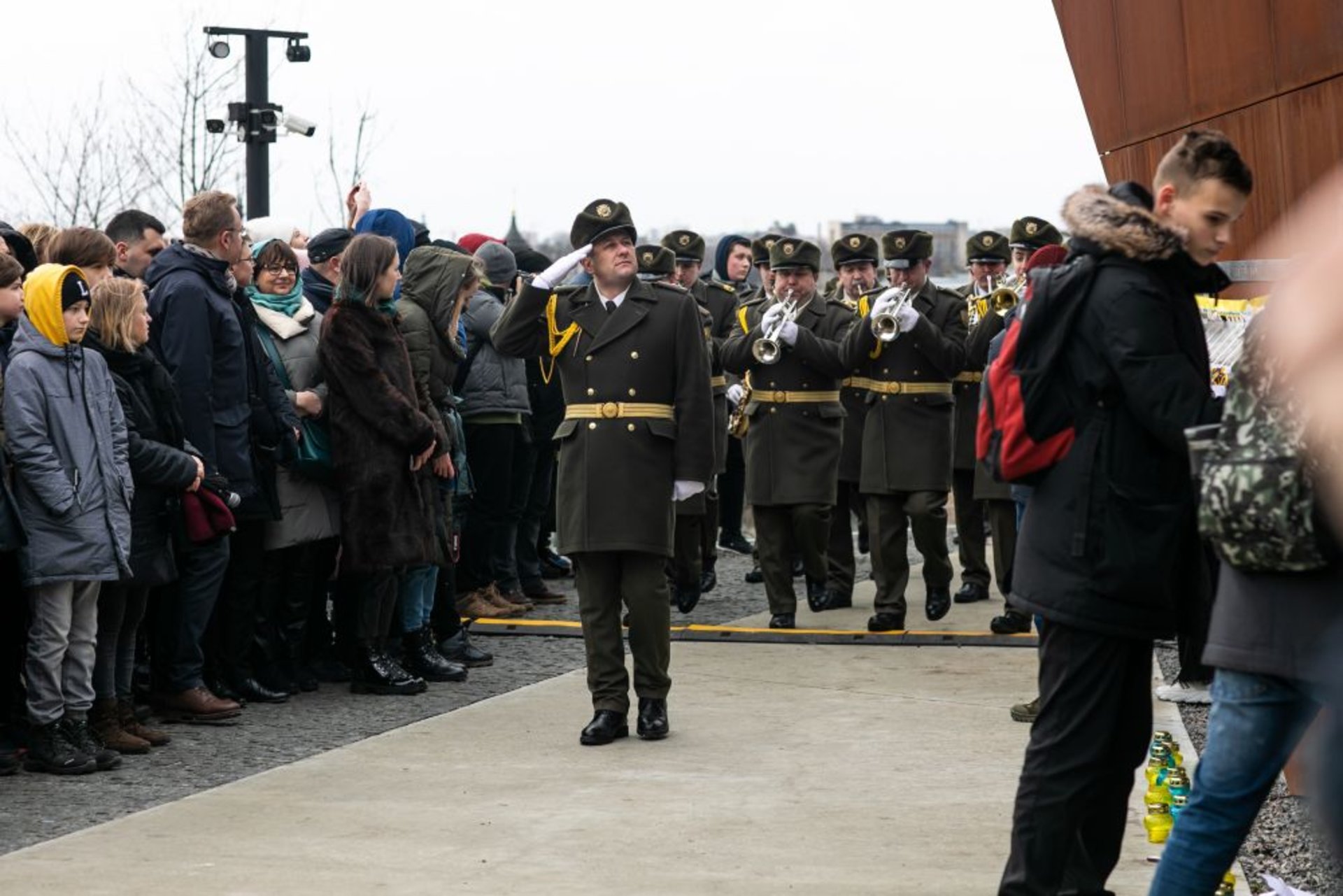 Сотні паперових ангеликів розмістили на Меморіалі Небесної Сотні у Львові