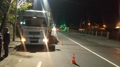 У передмісті Львова водій легковика переїхав керманича вантажівки і втік (ВІДЕО)