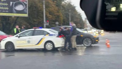 У Львові автомобіль пропускав швидку і потрапив у аварію