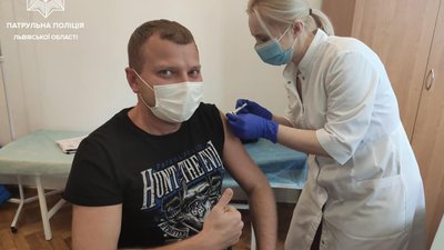 Керівник патрульної поліції Львівщини вакцинувався від коронавірусу (ФОТО)
