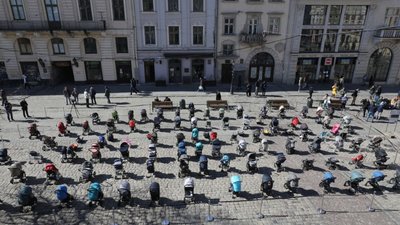 У центрі Львова поставили десятки порожніх дитячих візочків (ФОТО)