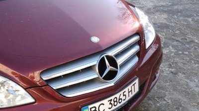 Як у Новояворівську паркуються на пішохідних переходах (ФОТО)