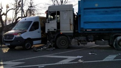 На Львівщині на світлофорі не розминулись три автомобілі (ФОТО)
