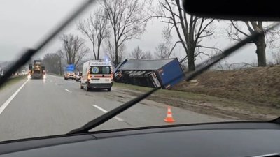На Львівщині перекинулась вантажівка (ВІДЕО)
