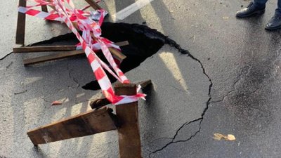 На Кульпарківській утворилося двометрове провалля: рух перекрито (ФОТО)