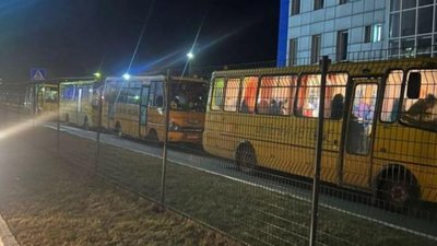 На Львівщині працівники митниці організували додатковий транспорт для жінок та дітей