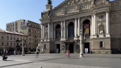 У Львові чоловік засмагав біля Оперного театру (ВІДЕО)