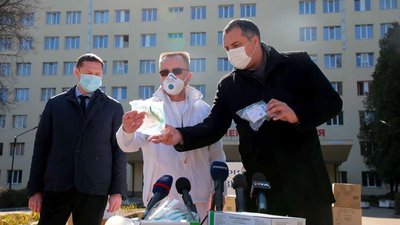 Як на Львівщині передавали медичний вантаж (ФОТОРЕПРТАЖ)