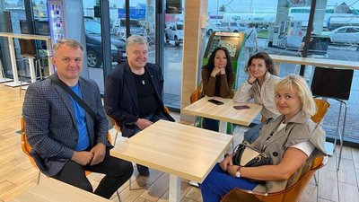 Порошенко п’є львівську каву на заправці (ФОТО)
