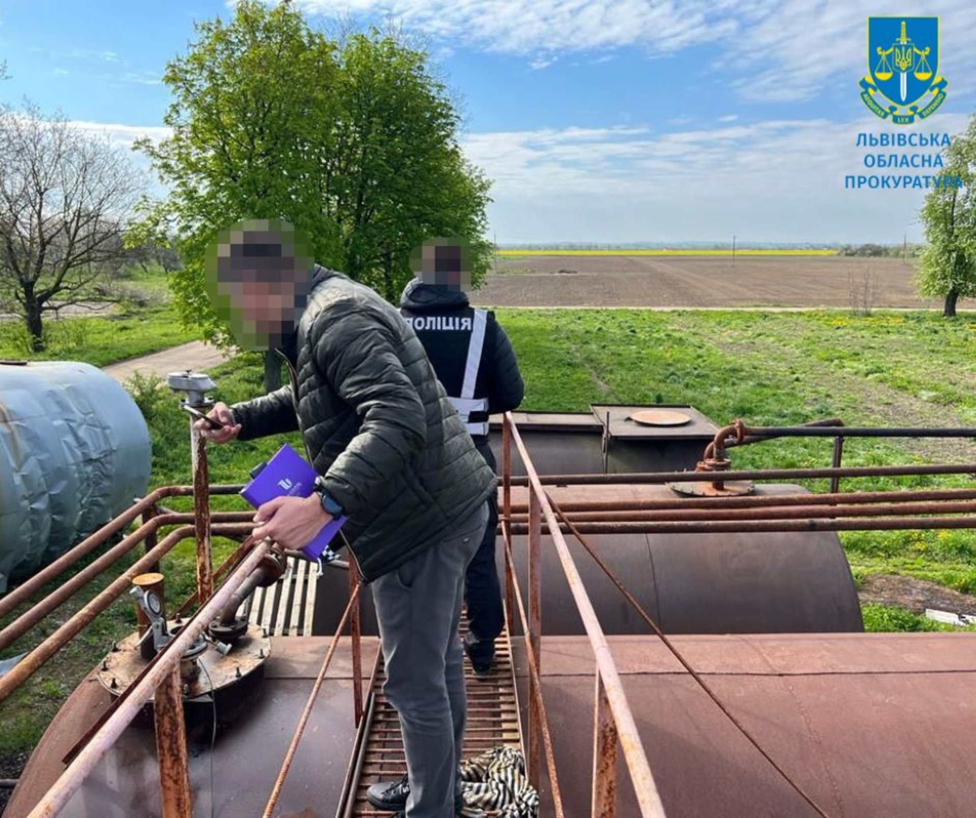 На Львівщині викрили підпільний завод із виробництва палива