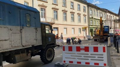 У центрі Львова монтують новий каналізаційний колодязь