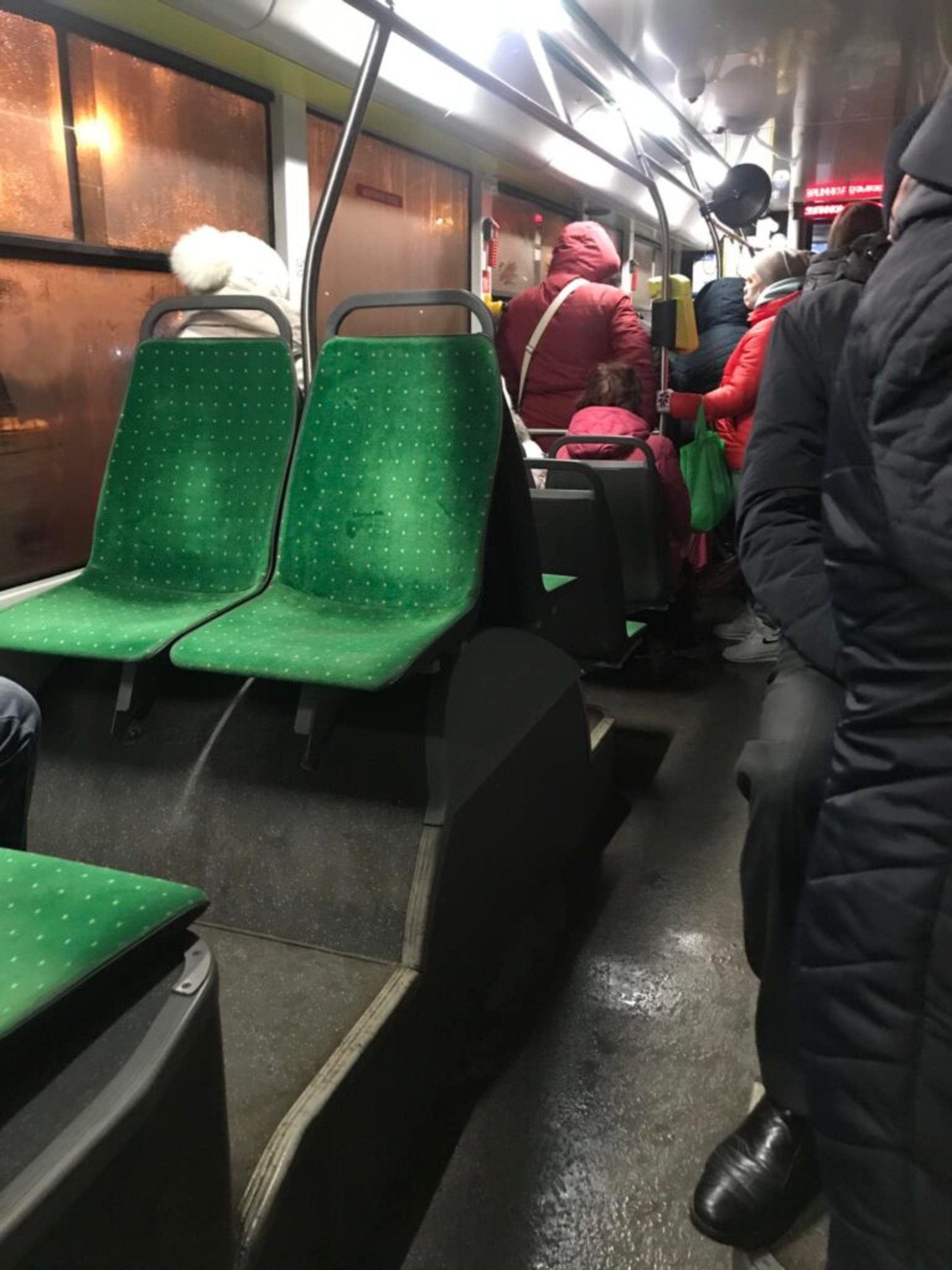 У Львові у тролейбусах просять почистити крісла, фото ГЛМЛ