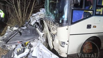 На Львівщині рейсовий автобус не розминувся із "Уралом": один загиблий (ФОТО)