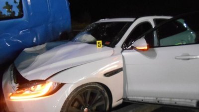 Біля Львова «Рено» знесло «Ягуара» з автодороги: є травмовані (ФОТО)